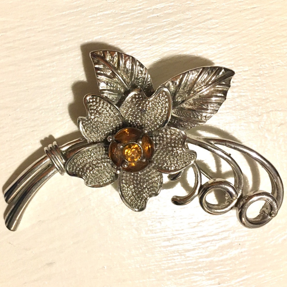 Vintage 1980s Broach with light brown Chrystal